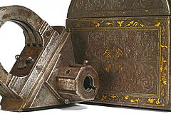 Dreieckiges Vorhangschloss mit geaetztem Dekor, 80896-26, Van Ham Kunstauktionen