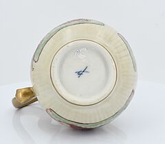 Meissen - Zwei Tassen mit Untertassen mit floralem Dekor, 73258-13, Van Ham Kunstauktionen