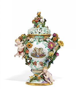 Meissen - Potpourrivase mit Watteauszenen und reichem Blumendekor, 59474-1, Van Ham Kunstauktionen