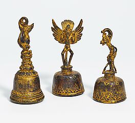 Drei Priesterglocken ghanta mit Hanuman Jatayu und Togog, 64492-4, Van Ham Kunstauktionen