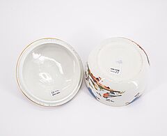 Meissen - GROssE ZUCKERDOSE VIER KLEINERE ZWEI GROessERE TASSEN MIT UT UND VOGELDEKOREN, 76933-17, Van Ham Kunstauktionen