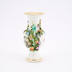 Meissen - Kleine Vase mit plastischen Blumen und Watteauszene, 80246-15, Van Ham Kunstauktionen