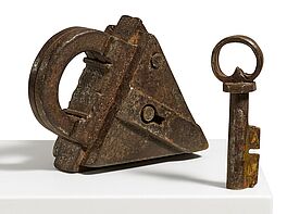 Mittelgrosses Vorhangschloss in Dreiecksform, 81851-3, Van Ham Kunstauktionen
