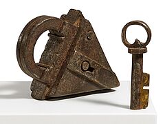 Mittelgrosses Vorhangschloss in Dreiecksform, 81851-3, Van Ham Kunstauktionen