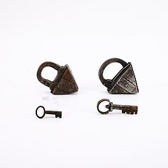 Zwei dreieckige Vorhangschloesser, 81851-5, Van Ham Kunstauktionen