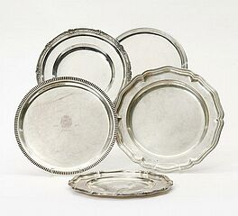 Konvolut fuenf runde Tabletts, 55577-7, Van Ham Kunstauktionen