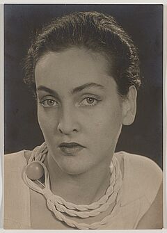 Man Ray - Meret Oppenheim with Necklace, 82008-202, Van Ham Kunstauktionen