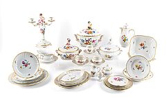 KPM - 91 Teile aus einem Service Rocaille mit Blumendekor, 78013-2, Van Ham Kunstauktionen