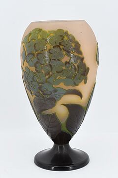 Burgun Schverer  Co - Kleine Vase mit floralem Dekor, 70368-5, Van Ham Kunstauktionen