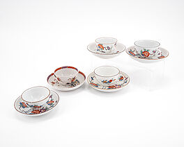 Meissen - Drei Tassen und zwei Koppchen mit Untertassen und Kakiemondekor, 76821-19, Van Ham Kunstauktionen