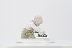 Meissen - Kleiner Junge mit Bilderbuch, 75074-88, Van Ham Kunstauktionen
