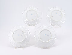 Nymphenburg - Acht Teller mit Weichmalerei und eine balusterförmige Deckelvase, 81991-13, Van Ham Kunstauktionen