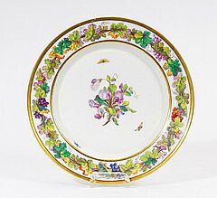 KPM - Teller mit Weinlaubdekor, 54937-16, Van Ham Kunstauktionen