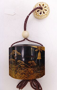 Inro mit Bambusvorhang ueber Herbstblumen, 65292-2, Van Ham Kunstauktionen