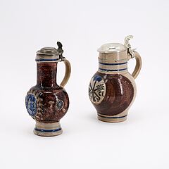 Westerwald - Enghalskanne mit Wappenrelief und Kugelbauchkrug mit Zeichen der Bierbrauer, 80743-7, Van Ham Kunstauktionen