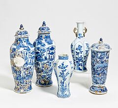 Zwei mehrpassige Vasen und drei Deckelvasen mit Muschelablagerungen, 64493-48, Van Ham Kunstauktionen