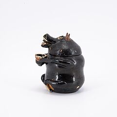 Kleines Gefaess in Form eines sitzenden Baeren, 79531-1, Van Ham Kunstauktionen