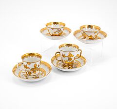 Meissen - Zwei Koppchen mit Untertassen amp zwei Becher mit Untertassen mit ueberdekorierten Goldchinesen, 76821-58, Van Ham Kunstauktionen