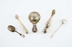Zwei Zuckerzangen, Teesieb, Zuckerlöffel und Teelöffel, 80769-38, Van Ham Kunstauktionen