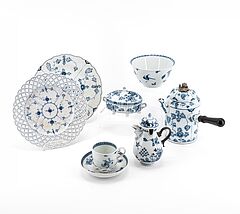 Meissen - Schokoladenkanne gefusste Deckelschale 1 kleinen Kanne Trembleuse Schale 2 Teller mit blau-weissem Dekor, 76821-104, Van Ham Kunstauktionen