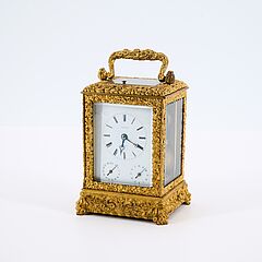 Reiseuhr mit reich reliefiertem Gehäuse, 81589-8, Van Ham Kunstauktionen