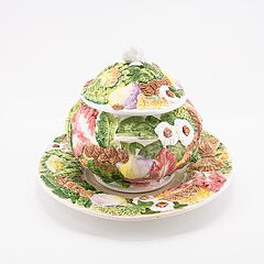 Intrada - Grosse Schauterrine und Untersatz mit Gemuesedekor, 76895-22, Van Ham Kunstauktionen