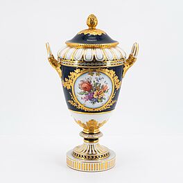 KPM - Weimarer Vase mit kobaltblauem Fond und Blumenbouquets, 76349-3, Van Ham Kunstauktionen