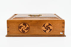 Vierlanden - Rechteckiger Kasten mit ornamentalen und floralen Dekoren, 75372-76, Van Ham Kunstauktionen