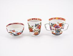Meissen - Doppelhenkelbecher Becher amp Koppchen mit Untertassen und ueberdekoriertem Kakiemondekor, 76821-8, Van Ham Kunstauktionen