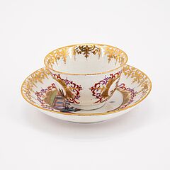 Meissen - Koppchen und Untertasse mit Chinoiserien in Kartuschen mit Purpurluester, 76821-65, Van Ham Kunstauktionen