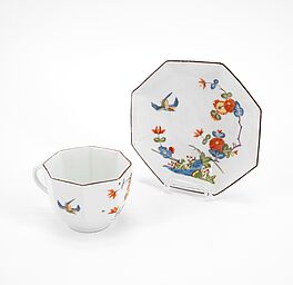 Meissen - Oktogonale Tasse und Untertasse mit Vogel und Fels Kakiemondekor, 76821-12, Van Ham Kunstauktionen