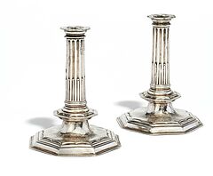 London - Paar fruehe James II Leuchter mit Wappengravur, 59923-1, Van Ham Kunstauktionen