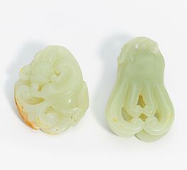 Zwei Jade-Anhaenger Buddha Hand-Zitrone und Lingzhi-Pilz mit Katze, 64316-2, Van Ham Kunstauktionen