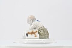 Meissen - Kleiner Junge mit Bilderbuch, 75074-88, Van Ham Kunstauktionen