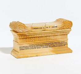 Italien - Sarkophag des Lucius Cornelius Scipio Barbatus als Tintenzeug, 66689-1, Van Ham Kunstauktionen