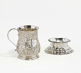 Saliere und kleiner George II Mug mit Reliefdekor, 70447-9, Van Ham Kunstauktionen