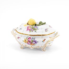 Nymphenburg - Grosse Terrine mit Blumendekor und Zitronenhandhabe, 76895-17, Van Ham Kunstauktionen
