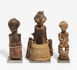 Drei Fetischfiguren, 68000-40, Van Ham Kunstauktionen