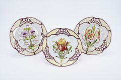 Nymphenburg - Acht Jugendstil Teller mit goldkonturierten Blumen, 75823-2, Van Ham Kunstauktionen