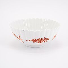 Meissen - Kannelierte Schale und kleiner Flakon Dekor Roter Drache, 76821-255, Van Ham Kunstauktionen