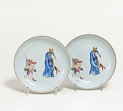 Paar tiefe Teller mit Unsterblichem und zwei jungen Begleitern, 68189-12, Van Ham Kunstauktionen