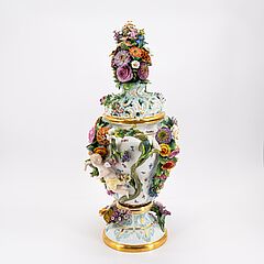 Meissen - Grosse Potpourri-Vase amp Sockel mit aufgelegten Blueten und Galanterie, 76859-1, Van Ham Kunstauktionen