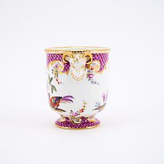 Meissen - Kleiner Cachepot mit  Vogelmotiven und purpurfarbenem Schuppendekor, 80922-42, Van Ham Kunstauktionen