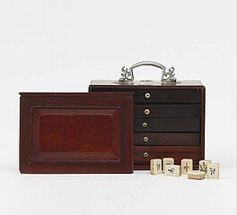 Kasten mit Spielsteinen, 53721-18, Van Ham Kunstauktionen