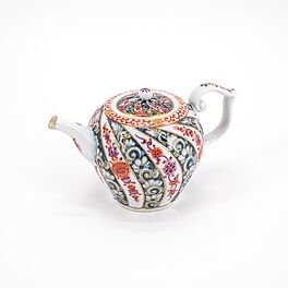 Meissen - Teekanne mit Streifendekor in der Art ostasiatischer Brokatware, 76821-250, Van Ham Kunstauktionen