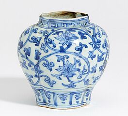 Vierpassige Vase mit Lotosblueten und -ranken, 64493-43, Van Ham Kunstauktionen