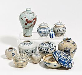 Elf kleine Vasen und Deckelgefaesse, 64493-59, Van Ham Kunstauktionen