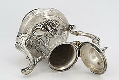 Emile Hugo - Vierteiliges Service mit reichen figuerlichen Szenen, 70398-1, Van Ham Kunstauktionen