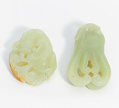 Zwei Jade-Anhaenger Buddha Hand-Zitrone und Lingzhi-Pilz mit Katze, 64316-2, Van Ham Kunstauktionen
