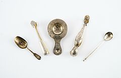 Zwei Zuckerzangen, Teesieb, Zuckerlöffel und Teelöffel, 80769-38, Van Ham Kunstauktionen